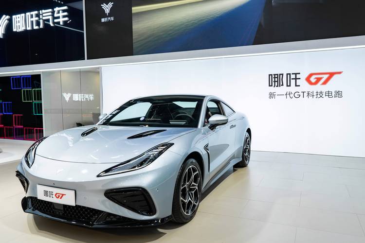 成都98哪吒汽车在智能汽车领域的表现，领途汽车在新能源汽车市场中的影响力